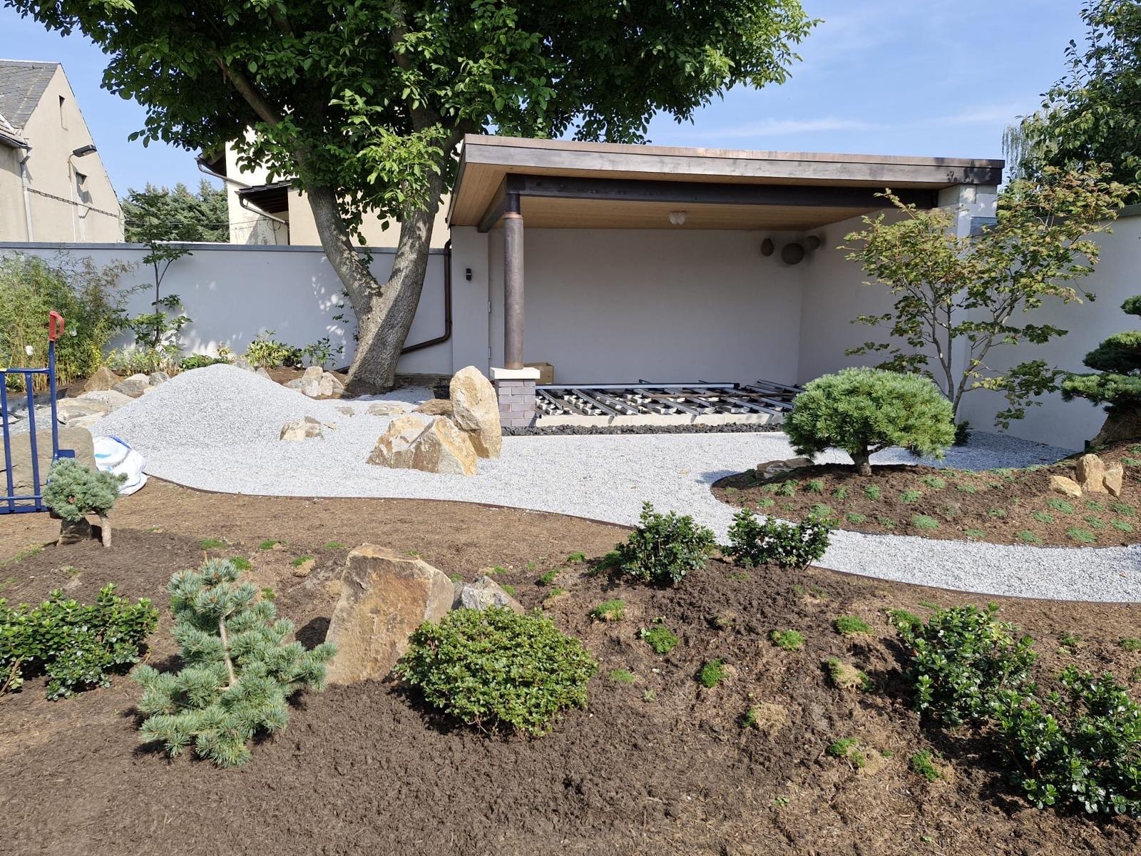 Terrasse mit Naturstein, Kiesweg und Bepflanzung